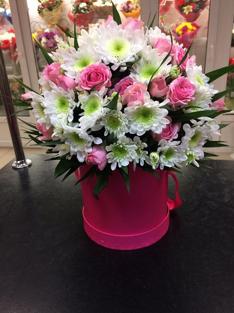 Цветочная композиция из Розы и Хризантемы в шляпной коробке в Дубровский